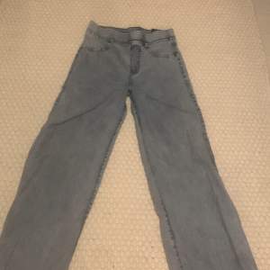 Fina ”fake jeans” som tyvärr inte kommer till användning längre säljer för att dem inte heller passar.