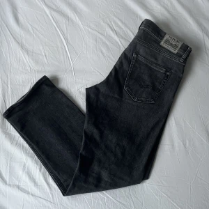 Replay jeans - Ett par replay jeans storlek 16 år. Jag är över 180 och de är bara lite korta för mig. Men passar kortare också. Bra skick hör av dig om de skulle vara nåt