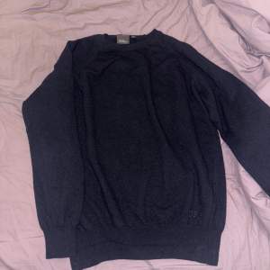 Marinblå sällan använd stickad tröja från Oskar Jacobsson. Storleken är L men passar M