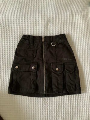 Grunge kjol - Svart grunge kjol med dragkedja från Bershka i strl 32! Bra skick. Vid frågor är det bara att fråga ❤️