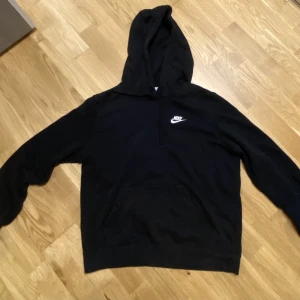 Nike Hoodie - Säljer denna svarta nike hoodien  storlek M 