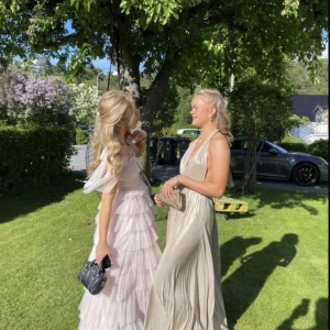 Balklänning från asos❤️ - Världens finaste balklänning från asos som jag nu kommer sälja, bara använd en gång. Men tyvärr kommer det nog inte fler tillfällen för mig att använda den🥲.  Den är storlek m men den var nästan på gränsen till liten på mig som brukar ha xs/s.☺️