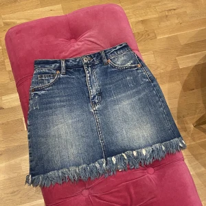 Jeanskjol från Pull & Bear  - Jeanskjol inköpt i Palma, storlek S i nyskick och använd ett fåtal gånger.  OBS!! Ingen stretch 