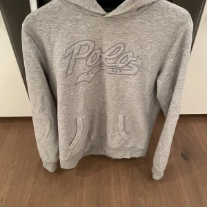 Ralph lauren  - Säljer min Ralph lauren Hoodie som är i bra skick.
