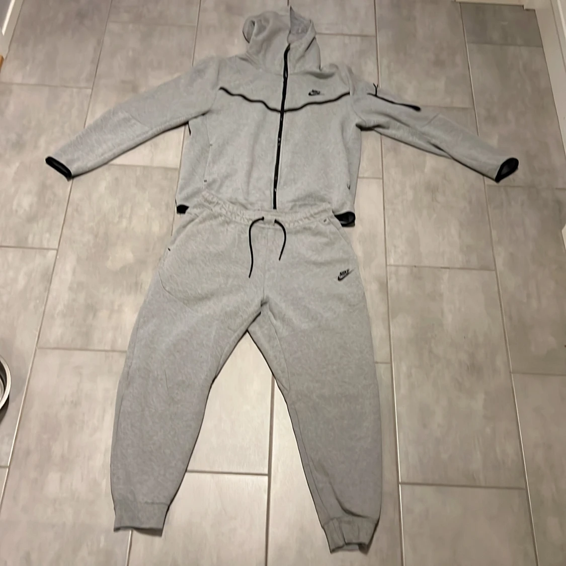 Niketech som varit använt en del men är i bra skick.