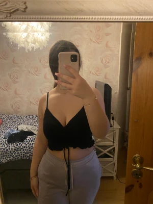 Linne - Svart linne med detalj i mitten från new yorker storlek S🖤