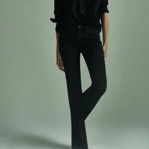 zara low rise jeans  - säljer nu mina fina populära jeans från zara som är slutsålda, mina egna bilder visar inge bra så kan skicka bättre, ja är 165 till referens och super bra skick!🩷 kan frakta och gå ner i pris vid snabb affär 