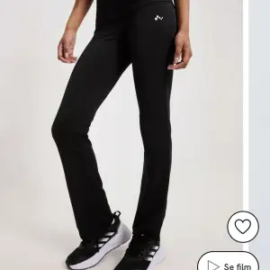 Säljer dessa svarta yoga pants som är i träningsmaterial. Storlek S. Aldrig använda. Nypris 299. Skickar egna bilder vid förfrågan