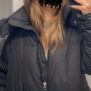 Dunjacka - Säljer världens bästa dunjacka då jag köpt en ny! Supervarm med skönaste luvan (som även går att ta av). Använd två vintrar men i väldigt bra skick 👍🏽 Köparen står för ev. frak🫶🏽