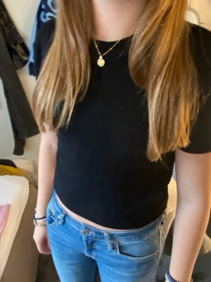 Stilad tröja  - Jag säljer min fina svarta zara tröja den är lite kropad så fin säljer för att den är liten på mig men så fin❤️köpt för 250 kr