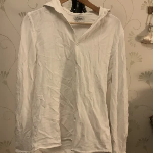 J. Lindeberg skjorta - Mjuk skjorta av J. Lindeberg. I nyskick då den nästan aldrig användes. Storlek S.