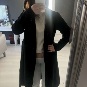 Kappa - Säljer en svart kappa, perfekt nu till hösten. Då jag inte använder den längre.