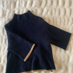 Marinblå tjocktröja från Hobbs - Säljer denna superfina kortärmade tjocktröja från Hobbs då den inte kommer till användning❤️ Passar XS-S beroende på hur kort man vill ha den - den är liksom en kortare modell 