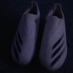 Adidas ghosted fotbolls skor vita storlek 35