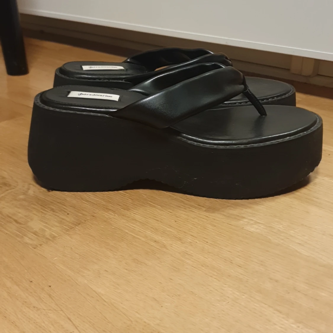Y2k svarta plåta sandaler