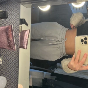 LXA Mjukisbyxor passar S/M - SÅ sköna mjukisbyxor från Linn Ahlborgs märke LXA. Säljer då de är för stora för mig. Passar storlek S /M. Långa i benen🫶🏼Snygg ljusgrå färg!! Finns tyvärr en liten foundationfläck (se bild 3)