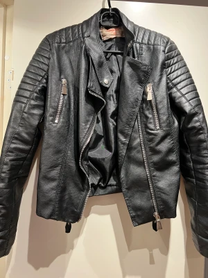 Skinnjacka dam - Bara använd några gånger i normal storlek 