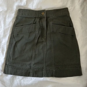 Mörkgrön kjol - Jättefint skick! 