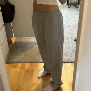 Adsgn parachute pants - Helt oanvända parachute pants från Adsgn i storlek xs. Orginal pris 600 kr. Inte min stil längre så säljer därför😊