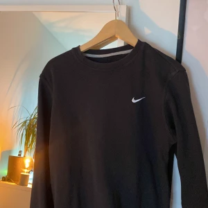 Nike crew neck - Tja ! Säljer en Nike crew neck i navy blue cond 9/10