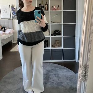 Kostymbyxor  - Vita kostymbyxor! De har några svaga fläckar, därav priset, men jag har inte testat att använda klorin för att ta bort dem. Skriv gärna för frågor eller fler bilder 🤍🤍  Storleken står som S men de passar bra på mig som är M :)