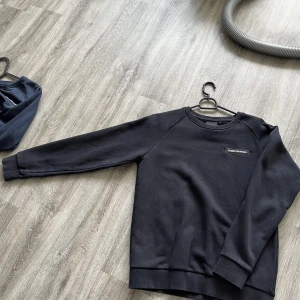 Peek performance  - Hej, säljer en Peek performance tröja i färgen svart Användt i fint skick  Strl 160 Pris går att diskuteras vid snabb affär