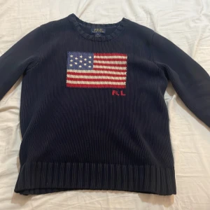 Ralph lauren flaggtröja stickad -  Säljer min jätte fina Ralph lauren flaggtröja, den är i absolut bra skick och i storlek L i barnstorlek