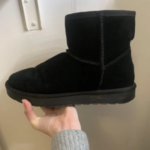 Uggs liknade vinter skor - Svarta uggs liknade vinterskor använda en vinter köpta för 650kr säljs för 350kr❤️   Storlek 39 Pris: 350kr+frakt