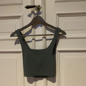 Grön randig topp - En toppen topp för fester!! Storlek S från Zara <3