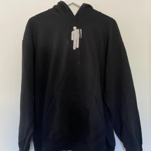 Billie Eilish hoodie - Billie Eilish hoodie med blohsh på framsidan. 