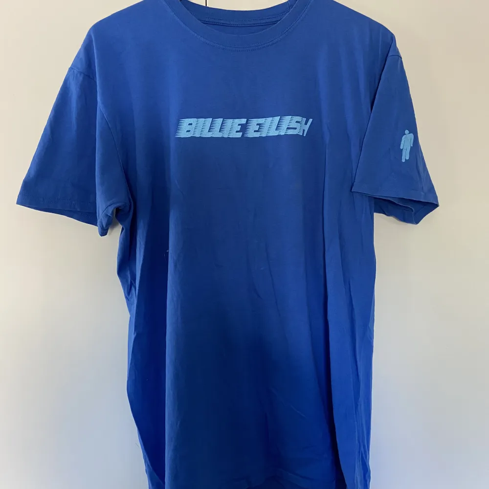 Billie Eilish t-shirt men racer logga på framsidan. . T-shirts.