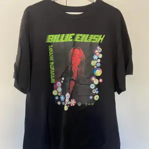 Billie Eilish t-shirt som såldes i en kollektion på Uniqlo. 