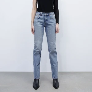 Jeans Zara - Säljer dessa snygga midwaist straight jeansen från zara. Fint skick!💓
