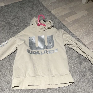 Hoodie - Säljer min hoodie då den inte kommer till användning,använd 2 gånger,pris kan diskuteras 