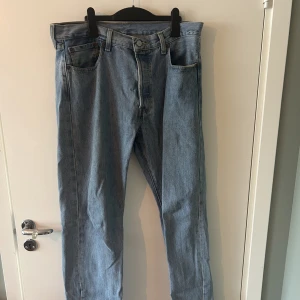 Levis 501 - Säljer mina Levis 501 ljus blåa jeans. Har tuvyr växt ur dem men säljer dem därför för ett bra pris