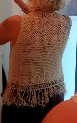 Virkadväst s-m  - Virkadväst small-medium beige i mycket gott skick har bara hö gt på sin galje. Pris 111kr