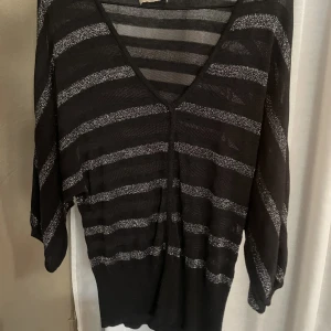 Topp  - Säljer denna fina toppen, Knappt använd och i bra skick💕