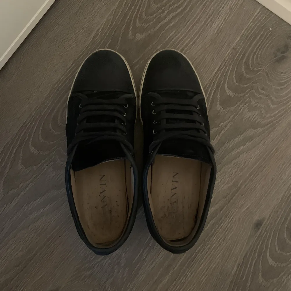 Lanvin cap toe matt! Väldigt mörk stilren navy färg! Storlek 44! I användt skick. Inget OG därav priset! Priset är inte fast!. Skor.