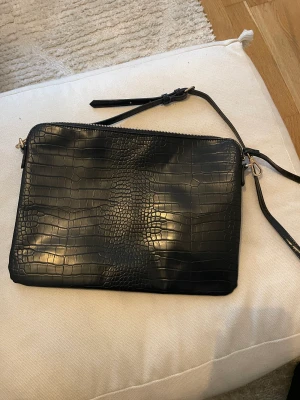 Datorväska  - Oanvänd. Läderimitation.