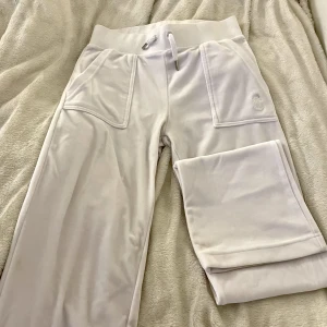 Juicy byxor  - Säljer mina juicy byxor i stl XS,  Skickar gärna mer bättre bilder privat ifall det önskas, Köpt i Göteborg på Raglady för 1200kr, har kvar etiketter men osäker om jag har kvar kvitto  Väldigt bra skick knappt använda<3 (pris kan diskuteras)