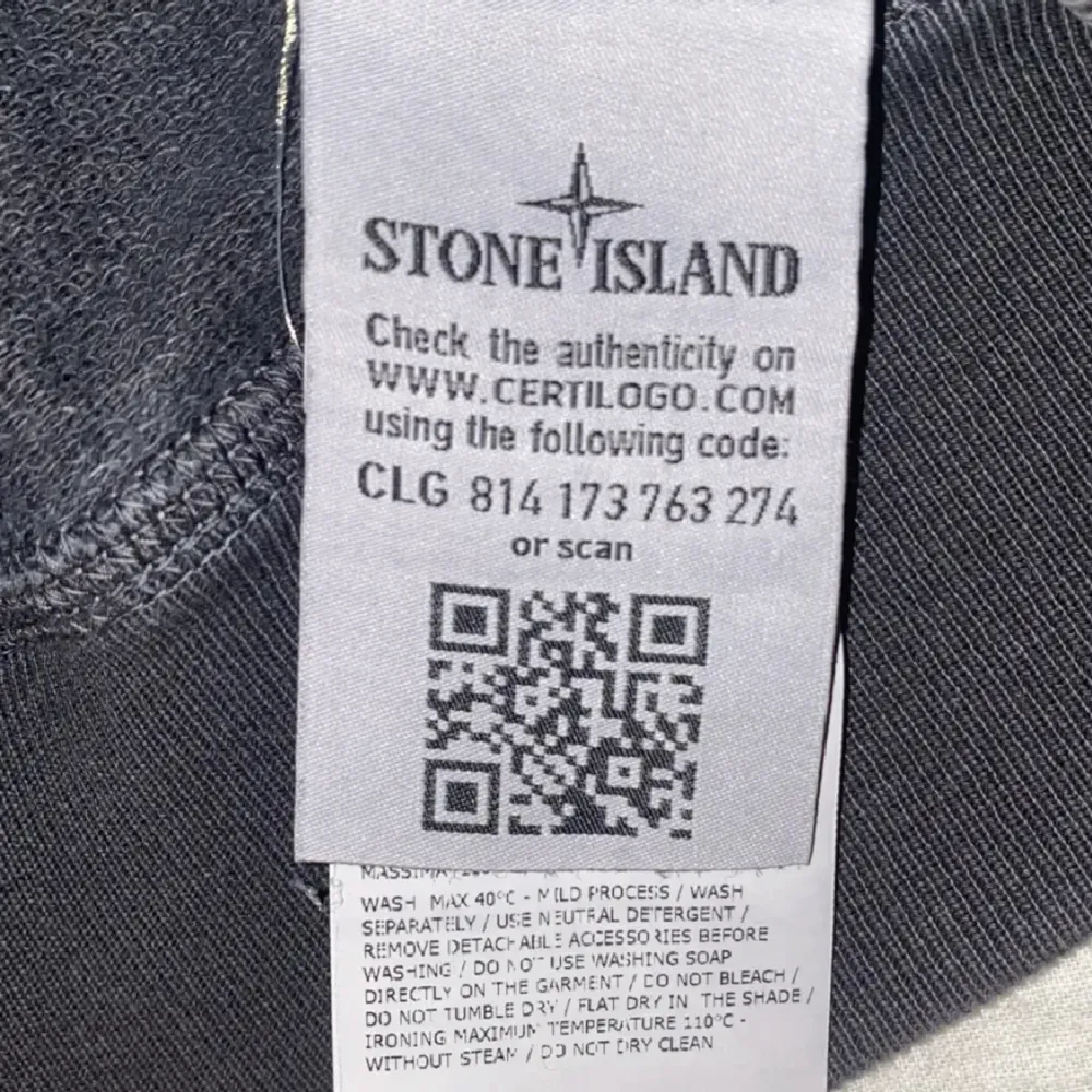 Hej säljer nu min stoneisland tröja i färgen mörk grå eftersom jag inte använder den är som högst använd 3 till 5 gånger såklart är den äkta köpte den från merchsweden sick 10 av 10 så om du har några funderingar skicka Gärna.. Tröjor & Koftor.