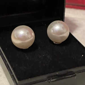 Pärlörhängen - Jag säljer dessa pärlörhängen i 4 olika storlekar, alla för 110kr, kom privat om önskas köpa färre💕🫶