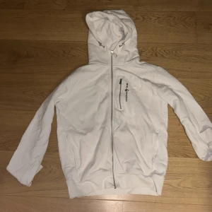 SAIL RACING WHITE ZIP UP HOODIE - Condition 8/10 SIZE M Original priset 1500kr på boozt 