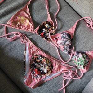 Säljer min ed hardy bikini med 2 toppar och en underdel. Aldrig använda, nya utan prislapp. Alla palieter är på både på framdelen och bakdelen på underdelen. Skickar inte bilder med bikinin på men skriv för close ups eller baksidan. Priset kan diskuteras