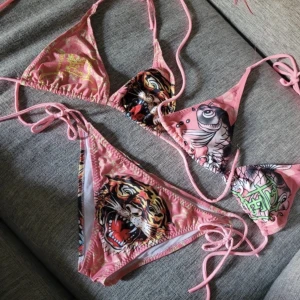 Ed hardy bikini - Säljer min ed hardy bikini med 2 toppar och en underdel. Aldrig använda, nya utan prislapp. Alla palieter är på både på framdelen och bakdelen på underdelen. Skickar inte bilder med bikinin på men skriv för close ups eller baksidan. Priset kan diskuteras
