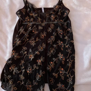 Linne med spets  - Ett gulligt linne med spets och detaljer på. Säljer pga att den inte passar mig längre. Köparen står för frakt och pris kan diskuteras💕obs någon paljett har åkt av men annars är den i bra skick. 