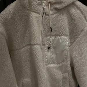 Teddy jacka  - Säljer nu denna fina och varma Teddy jacka. Har typ använt den Max 3 gånger så den är som ny. Verkligen jätte fin, håller värmen och du får de där extra myset😍🤍 OBS; DETTA är exakt samma som andra annonsen men det gick inte att ta bort budgivning just nu🤍