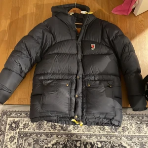 Fjällräven jacka - Grå/ blå fjäll räven jacka i perfekt skick, skicka gärna prisförslag och så kan jag även byta mot annan jacka