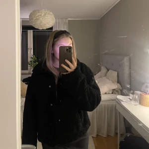 Fluffig jacka - Fluffig svart jacka från NAKD. Knappt använd