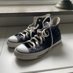 Converse  - Jätte fina navy blue Converse. Dom är i storlek 38 men passar även 39. Sparsamt använda❤️